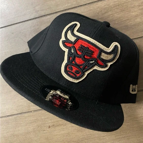 New Chicago Bulls Embroidered Patch SnapBack Hat New with Tags - Picture 4 of 11